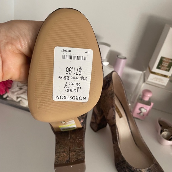 Fabulous never worn heels - Picture 3 of 7